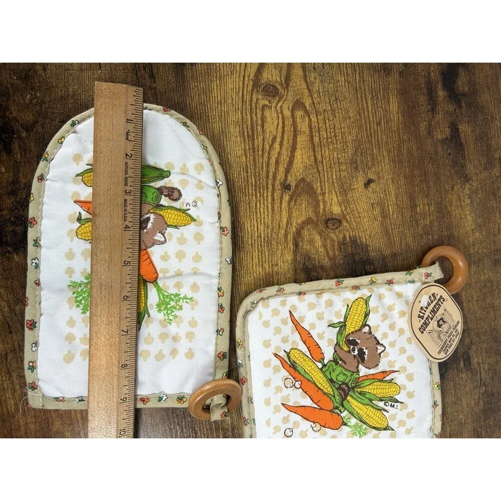 Vintage Kitchen Compliments Retro Vegetables Raccoon Pot Holder Mitt Set Decor